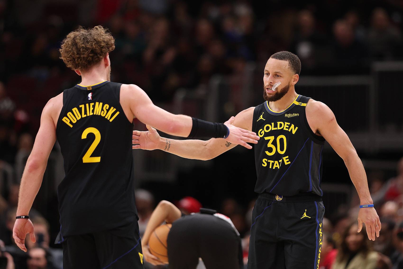 开云官方-DWG引发争议！，库里官方宣布出色防守新规赢得满堂喝彩-开云官方